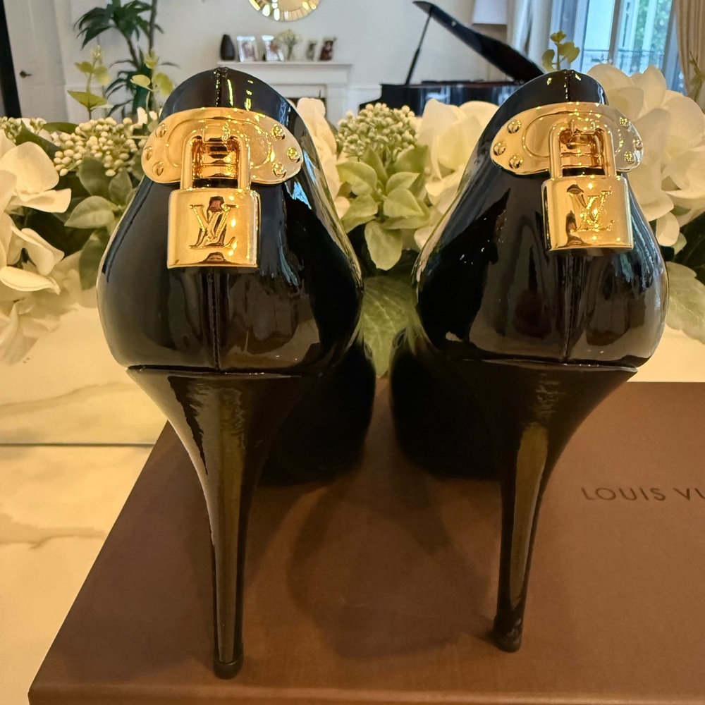 AUTHENTIC LV Louis Vuitton Black Heels with Gold Lock Detail - Picture 15 of 17
